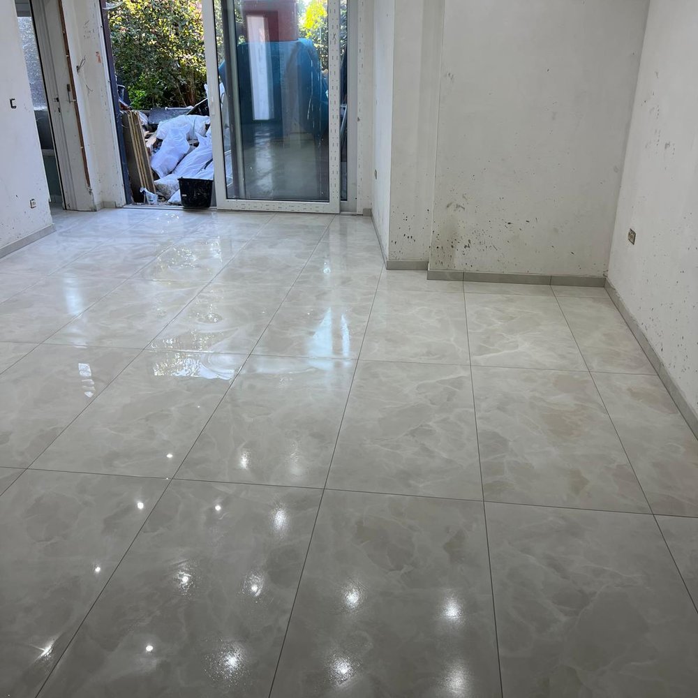 Carrelage grand format poli posé dans un séjour