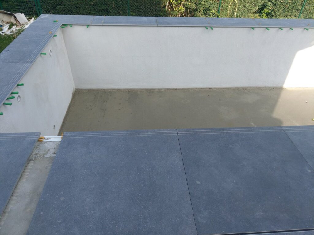 Chape en béton lissée, prête à recevoir le revêtement de sol