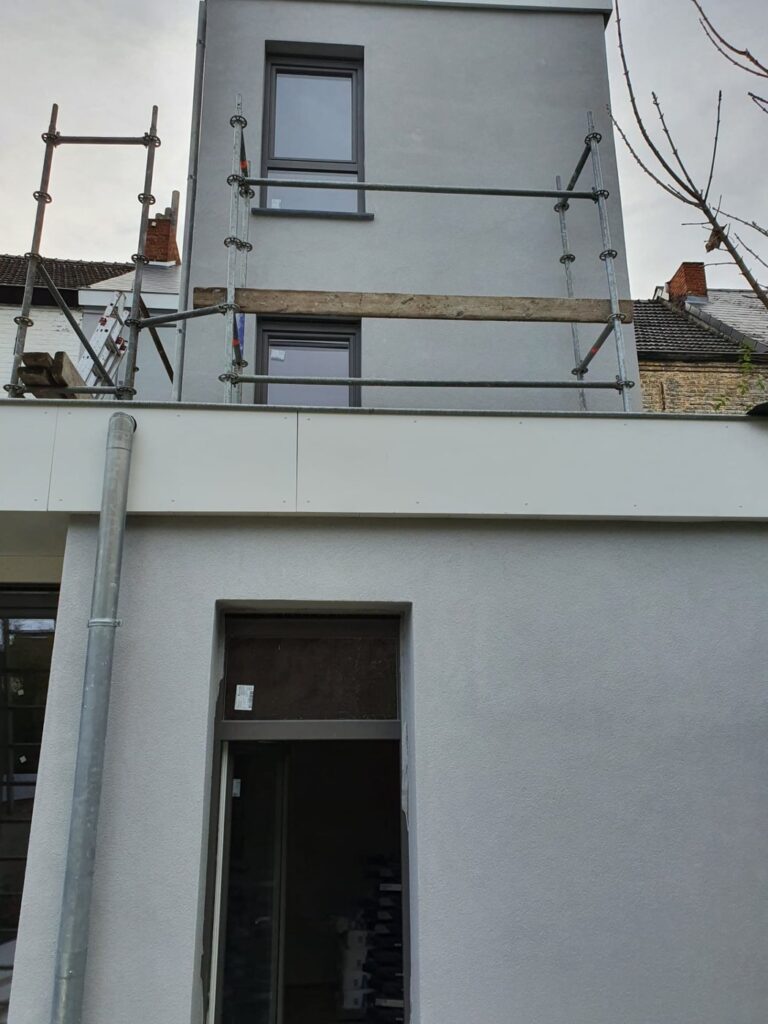 Extension arrière avec façade en crépi gris