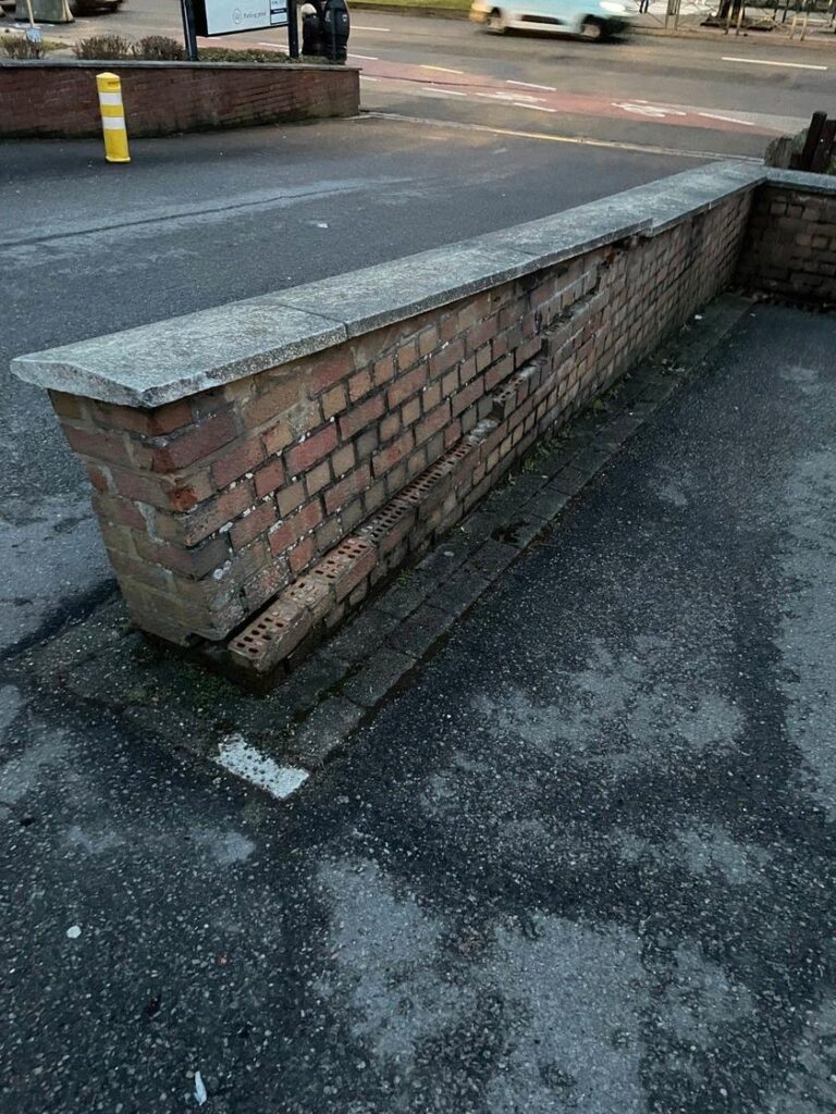 Muret en briques avec couvre-mur en pierre bleue