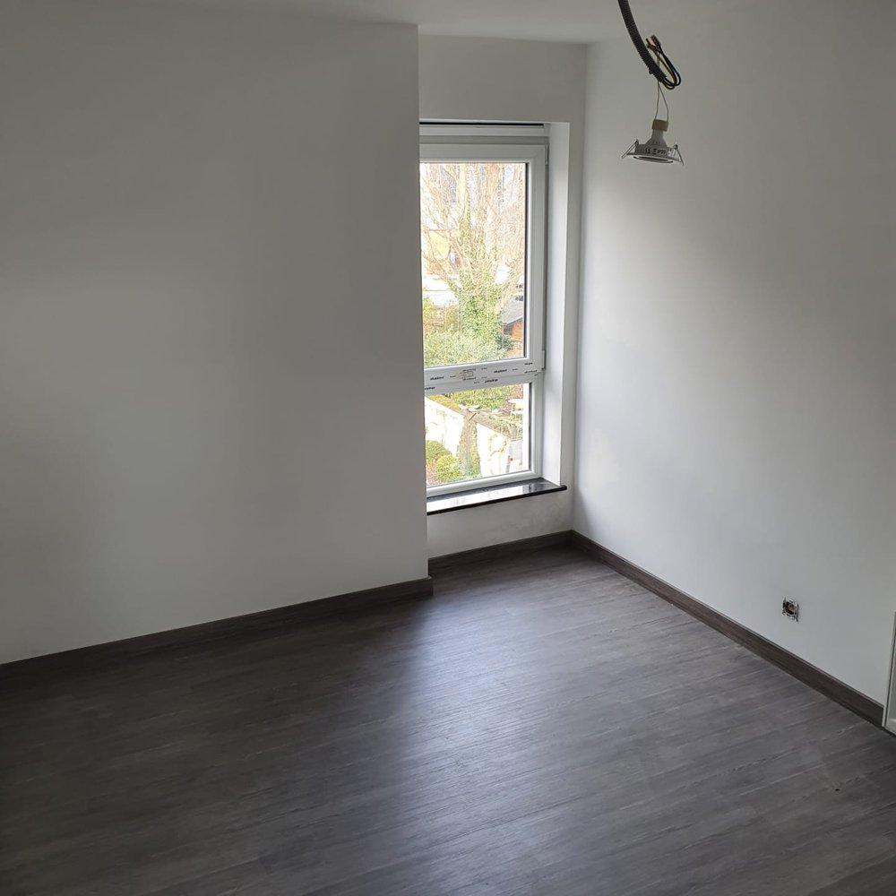 Chambre repeinte en blanc avec sol vinyle gris