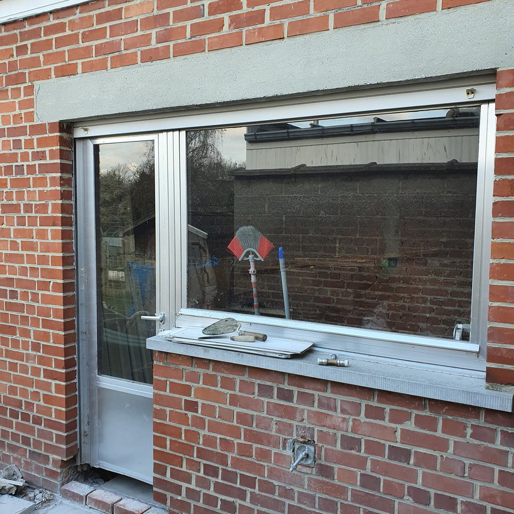 Nouveau châssis posé dans une façade en briques