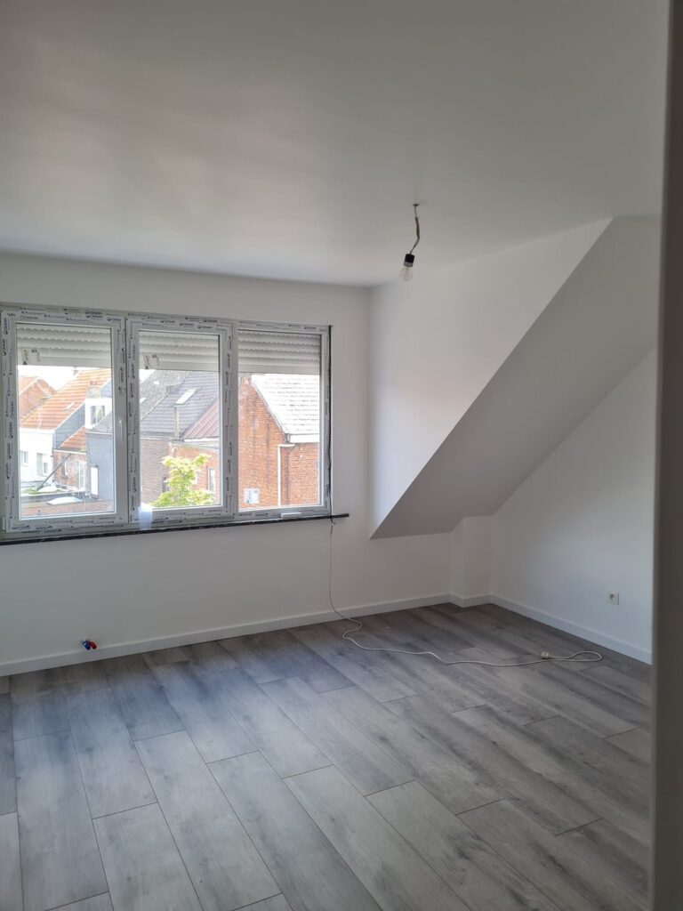 Chambre aménagée sous les combles avec parquet