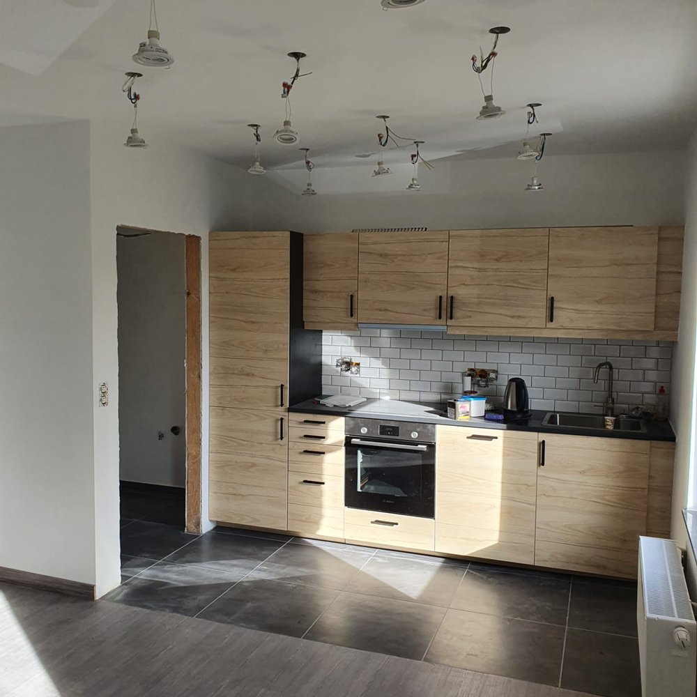 Cuisine équipée installée lors d'une rénovation intérieure complète