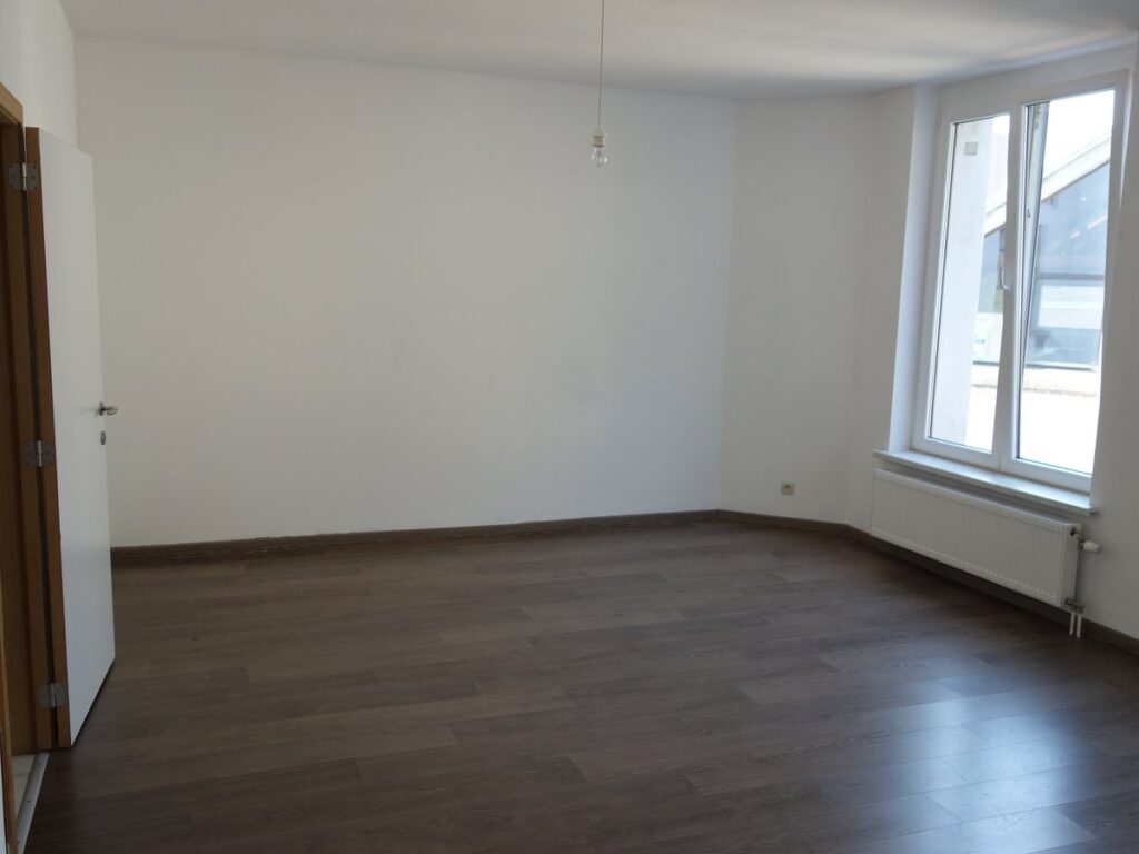Séjour rénové par Sedys : parquet, murs repeints et nouveaux châssis