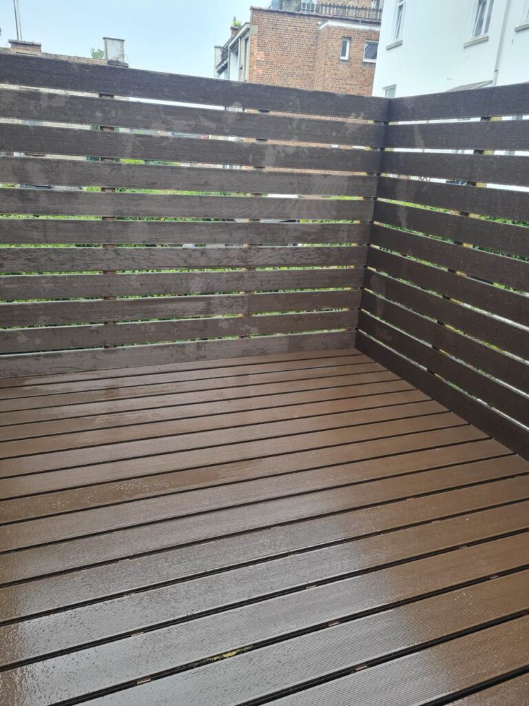 Terrasse en bois composite avec brise-vue